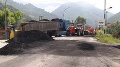 Camin de carbn volcado en una carretera