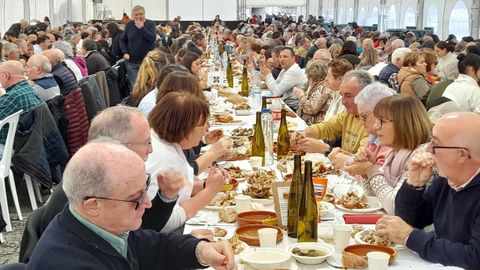 Los comensales llenaron la carpa instalada en el puerto