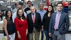 Valentn Fuster, con el equipo que ha probado el efecto de la esperanzadora terapia para el alzhimer 