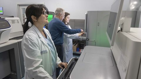 Equipos de anlisis de ADN en la Fundacin Pblica Galega de Medicina Xenmica