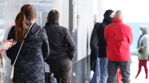 16 de abril, d�a 33 de confinamiento. Mientras crece la confusi�n por el recuento de v�ctimas en Espa�a, a pie de calle se vuelven a vivir im�genes de anteriores crisis. En A Coru�a se dispara la asistencia a instituciones ben�ficas para conseguir alimentos. Vuelven las colas para comer. 