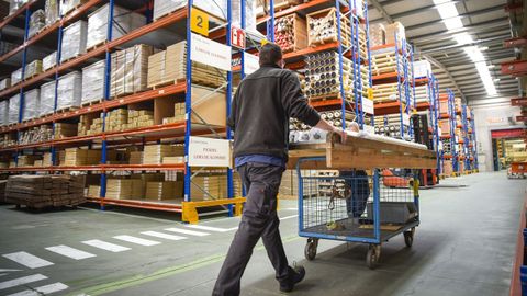 Una de las zonas de almacenaje de Bandalux, en Mora�a