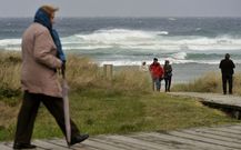 Hubo quien sali� a pasear por la playa pese al mal tiempo de ayer.