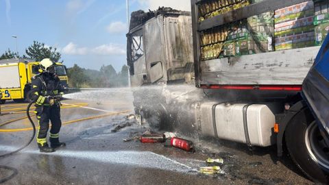 Quema la cabina y parte del remolque de un cami�n que transportaba leche en la salida del aeropuerto