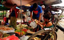 Suelen comprar la comida en los mercados, en donde es muy barata
