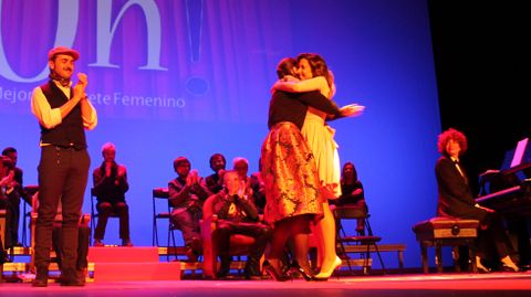 Nerea V�zquez, a la derecha, abraza a Cristina Lorenzo tras recibir el Oh! a la Mejor Int�rprete Femenina, junto a Borja Roces
