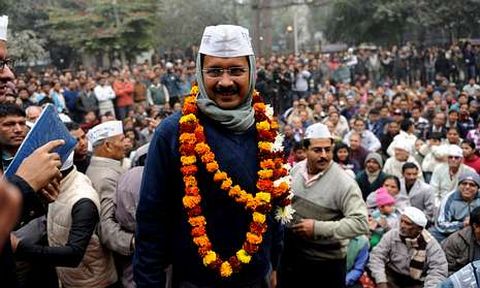 Imagen reciente de Arvind Kejriwal, rodeado por sus seguidores en Nueva Delhi.