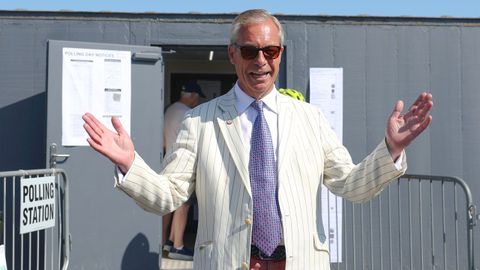 Nigel Farage tras votar en los comicios por el esca�o que �l mismo dej�.