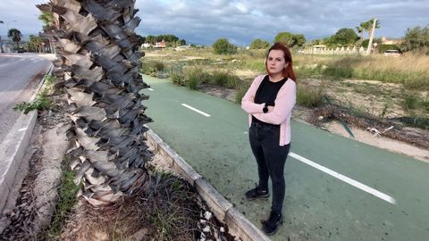 Saray Ruiz, hija de Francisco, una de las dos personas que casi un ao despus de la dana que arras la provincia de Valencia siguen desaparecidas. En la imagen, en el lugar en el que su padre fue visto por ltima vez en su pueblo, Monserrat.