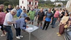 Vecinos de Villalpol, firmando el documento en una reuni�n mantenida el jueves
