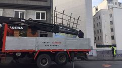 Retirada de una valla de publicidad en avenida de Oza