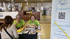 Paz G�mez del Valle e Isabel Corvill�n ense�an a una persona el lunes en la Biblioteca P�blica N�s.