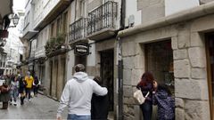 El comercio, en muchas ocasiones sin relevo, da vida a las calles, como en Viveiro