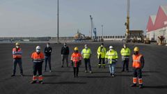 La familia de punta Langosteira. Trabajadores y directivos de empresas que operan en el puerto exterior posaron este jueves en la dársena. Alejandro Meicide y Raúl Blanes, de Servicios Auxiliares Hércules; Arturo López Quiroga, María Baietti y Xosé Manuel Calviño, de Hormigones Carral; Beatriz Pérez Torres, Jorge Rico y Rubén Cruz, de Pérez Torres Marítima; y Gustavo Morante y Manuel González Cristóbal, de Galigrain. 