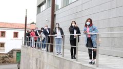 Alumnas y representantes de la corporaci�n tras el acto de clausura del curso