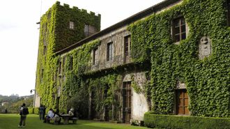 Fachada del pazo de Meir�s, en Sada