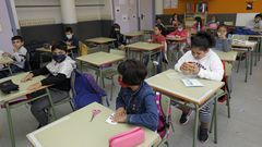 Escolares del CEIP de Covas comiendo la merienda en el aula en d�as pasados al llover y no poder salir al recreo porque el centro carece de polideportivo