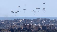 Lanzamiento de ayuda humanitaria por Estados Unidos y Jordania sobre la ciudad de Gaza.