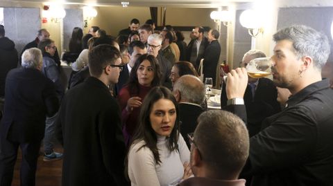 Invitados degustando el arroz con leche en el teatro Jofre.