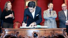 El campe�n de Espa�a de marat�n firma en el libro de honor de Raxoi