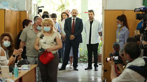 El primer ministro Nikol Pashinin esperaen la puerta su turno para ejercer su derecho al voto.