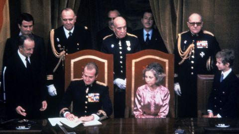 Juan Carlos I sanciona la Constituci�n de 1978. El entonces rey procede a la sanci�n de la carta magna, durante un acto celebrado en el Congreso de los Diputados, en presencia de la reina y el pr�ncipe Felipe.