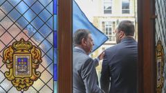 El alcalde de Oviedo, Alfredo Canteli (i), y el presidente del Principado de Asturias en funciones, Adri�n Barb�n (d), en el balc�n del Ayuntamiento 