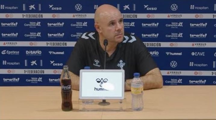 Fredi lvarez, entrenador del Celta Fortuna, en la rueda de prensa posterior a la derrota frente al Tenerife.