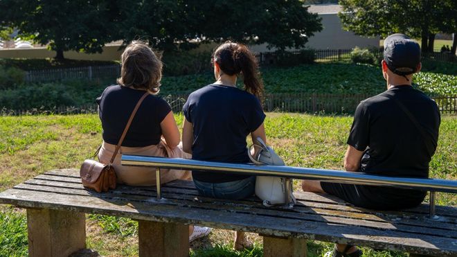 Los tres padres coinciden en que la prohibicin no es ninguna solucin: Hay que acompaarlos e intentar entenderlos.