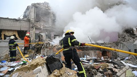 Bomberos trabajando para extinguir el fuego en un colegio de Zhitmir