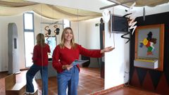 Ana Barreiro, concejala de Turismo, muestra algunos de los recursos del centro de interpretacin de San Roque