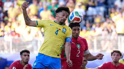 Marquinhos y Achraf Hakimi pelean para cabecear un bal&oacute;n en el Brasil-Marruecos.