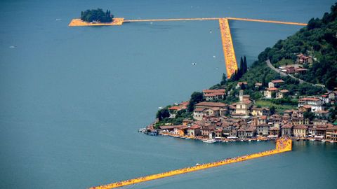 En el 2016, el artista instal diques de colores en el lago Iseo, en Italia