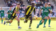 El lateral izquierdo del Arenteiro, Lasure, tratando de frenar al extremo del Barakaldo, Mandiang