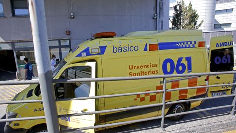 Una ambulancia del 061, en la entrada de urgencias del Hospital Montecelo, en Pontevedra, en una imagen de archivo