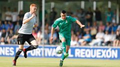 Joselu Monreal Real Oviedo Vetusta Requexon.Joselu trata de rematar ante la presencia de Monreal