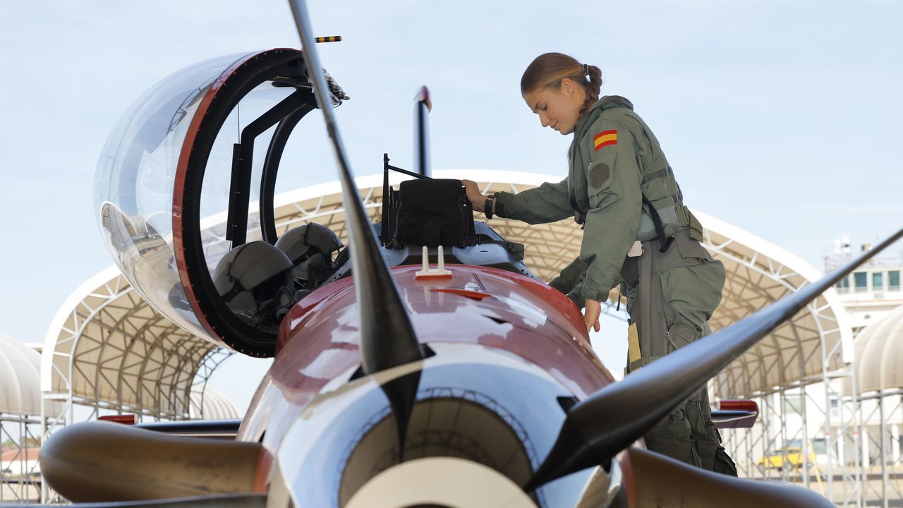 La princesa Leonor realiza su primer vuelo en solitario en la Academia del Aire