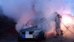 Un bombero, sofocando el fuego en el veh�culo
