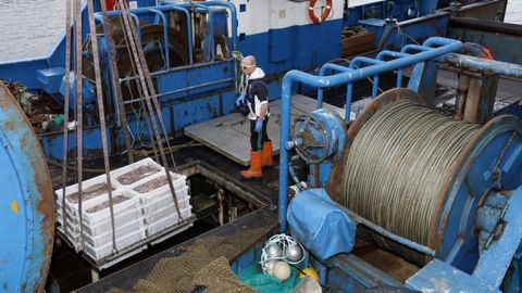 Un tripulante de un arrastrero supervisando la descarga de pescado