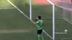 Le marcan un gol mientras bebe agua