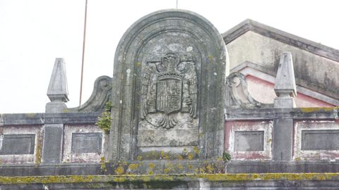 Escudo franquista en el edificio de Aduanas ante el puerto de Ferrol