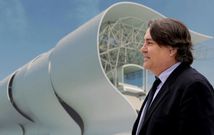 Pedro de la Puente ante una infograf�a de gran tama�o de la futura cubierta de Bala�dos y la estructura que la soportar�.