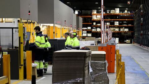 Un grupo de operarios en las instalaciones de Finsa en Santiago