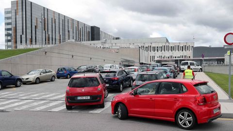 Colas para realizar las pruebas PCR en el HUCA