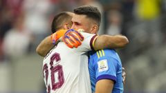 El gallego Borja Iglesias abraza a Unai Sim�n tras la victoria de Espa�a ante Portugal.