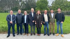 El eurodiputado del PP Mill�n Mon,�entre las portavoces�populares en el Concello Monfero (derecha) y As Pontes, y otros ediles y alcaldes