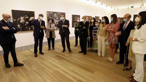 De izquierda a derecha, el co-comisario de la exposici�n, Juan Carlos Aparicio; el director del Museo de Bellas Artes, Alfonso Palacio; la consejera de Cultura, Pol�tica Lling��stica y Turismo, Berta Pi��n; el presidente del Principado, Adri�n Barb�n; el sobrino de Orlando Pelayo, Jos� Pelayo, y otros familiares del artista.