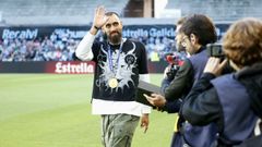 Borja Iglesias, durante el homenaje en Bala�dos antes del Celta-Osasuna.