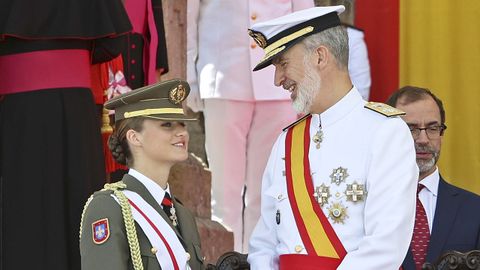 La princesa y el rey en un gesto de complicidad durante la jura de bandera y entrega de despachos en la Escuela Naval Militar de Mar�n, el pasado mes de julio.
