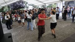 Los asistentes a la Romar�a de Santa Margarida disfrutan de un obradoiro de mui�eiras. 